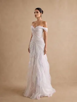 Abito da Sposa Lungo con Spalle Scoperte, in Tulle Iridiscente Plissettato, Stile Sirena, con Corsetto in Pizzo e Schiena con Volant, Decorato con Perline, per Cerimonia Serale