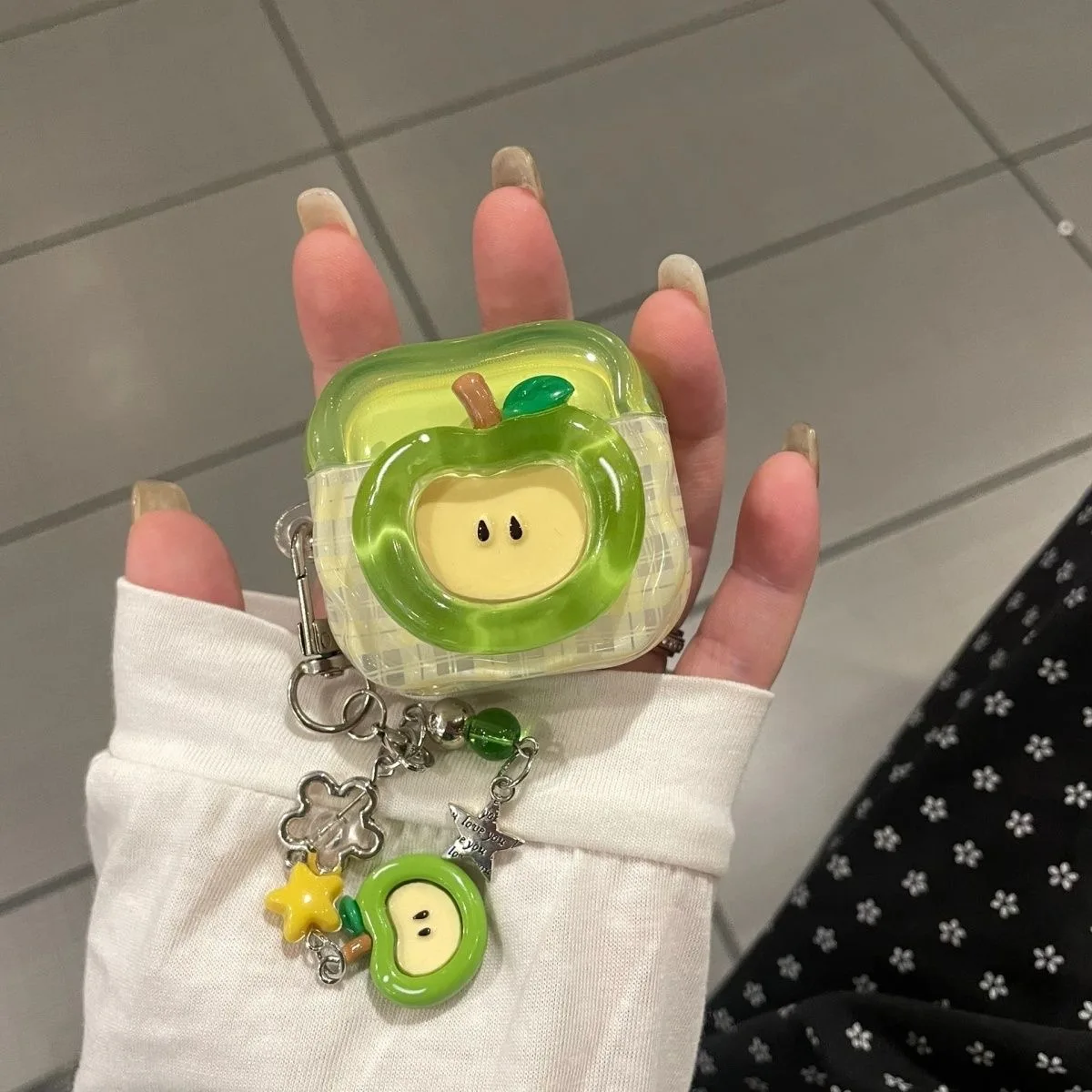 Charming Summer 3D Apple Design Protective Bluetooth Earphone Case in Cartoon Style