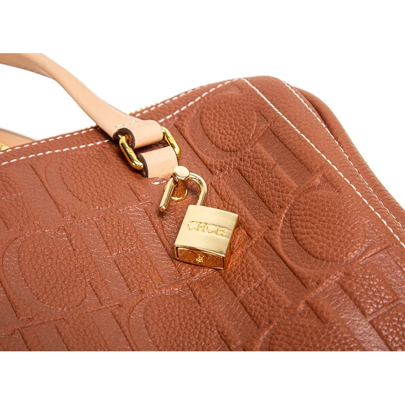 حقيبة يد نسائية جديدة من علامة CH، تتميز بسعة كبير...