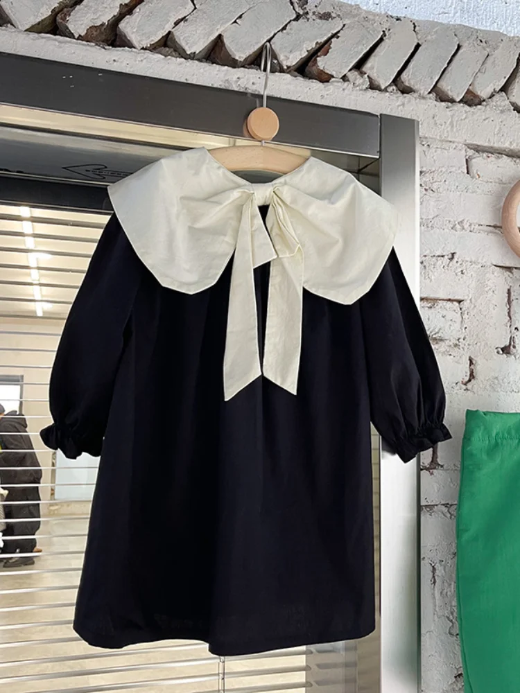 crianças pequenas, vestidos preto e branco para