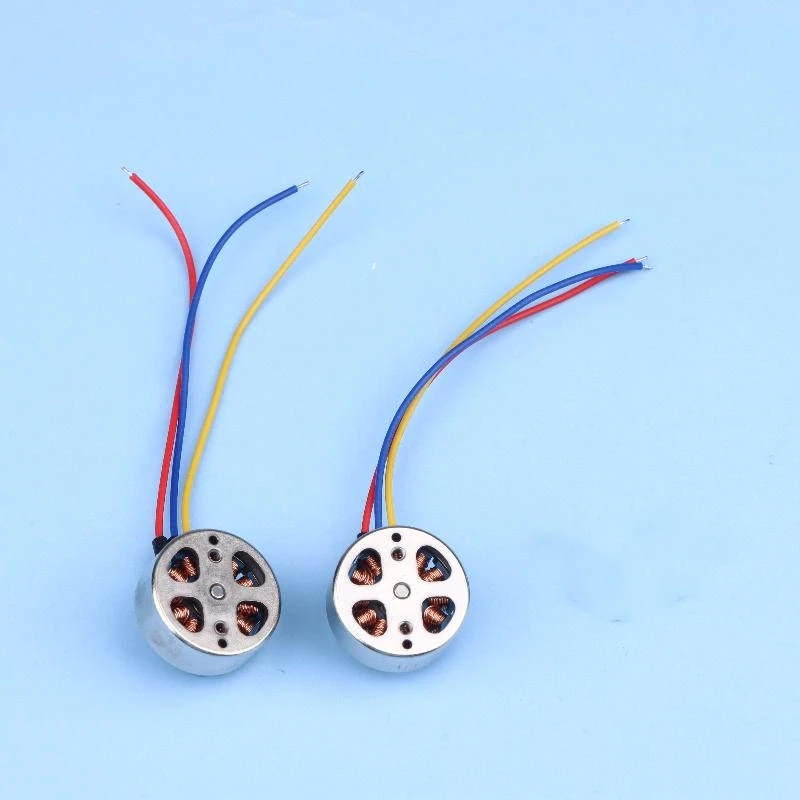 Comparaison taille du micro moteur brushless 1103 15000KV avec une pièce de monnaie pour échelle.