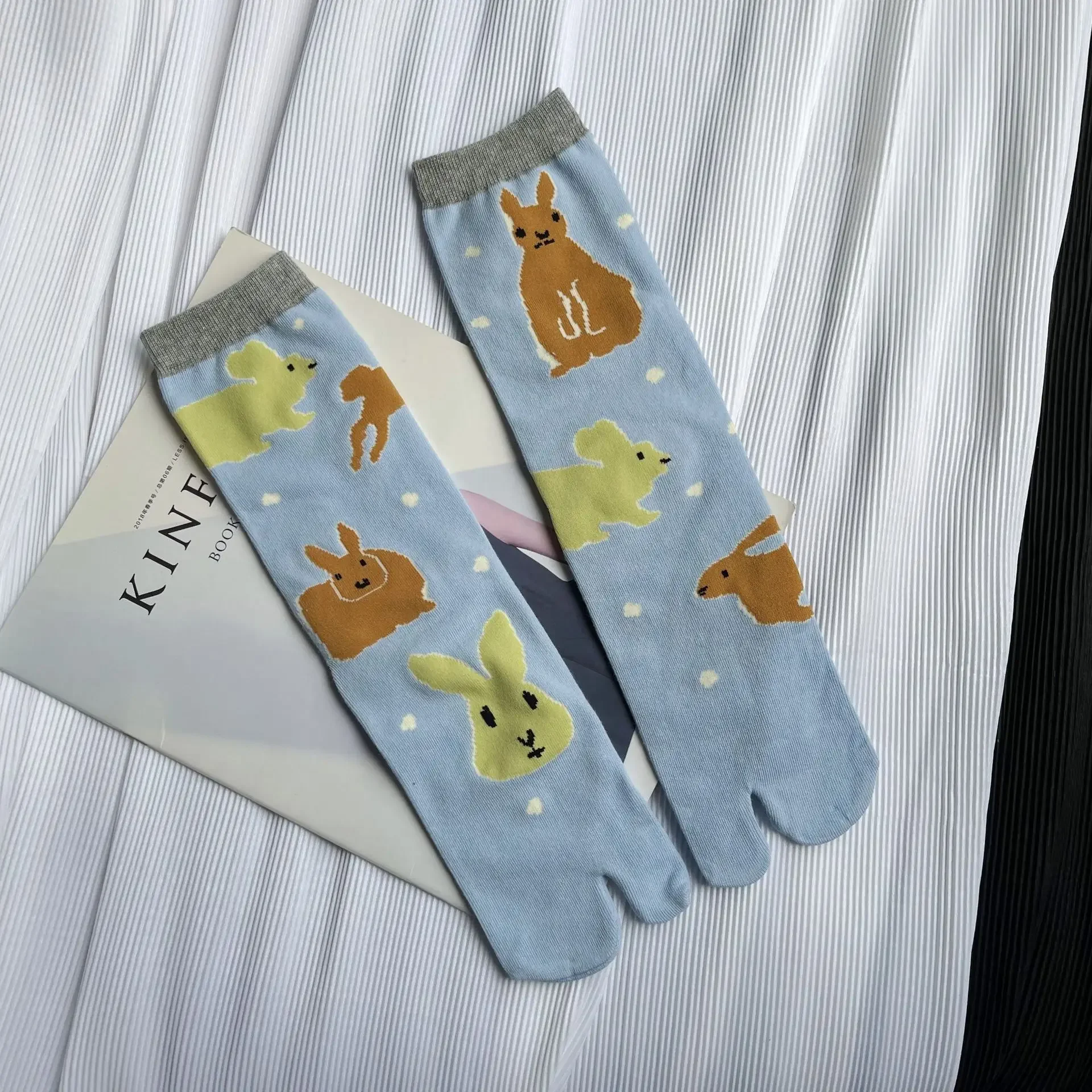 Cartoon Kunst Tabi Socken für Frauen japanische Harajuku Split Toe Socken hochwertige gekämmte Baumwolle dünne Crew süße zwei Zehensocken – Detail 10