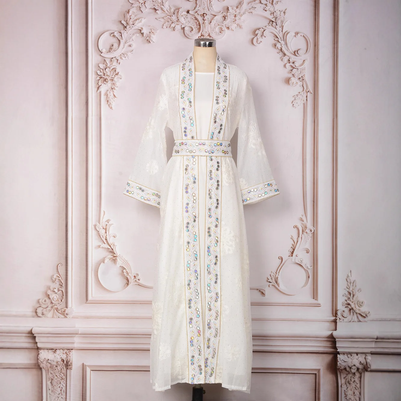 جلابية طويلة بتفاصيل مطرزة وحزام أنيق