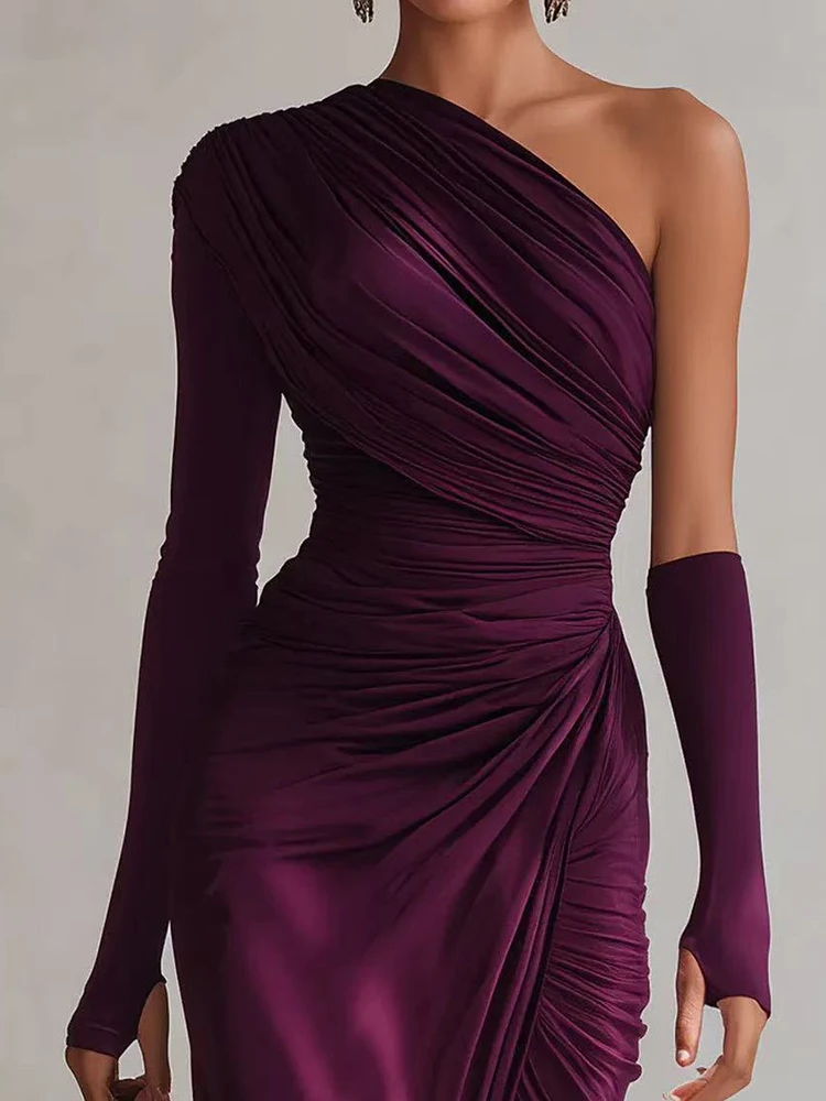 فستان بنفسجي بتصميم كتف واحد وكسرات جانبية