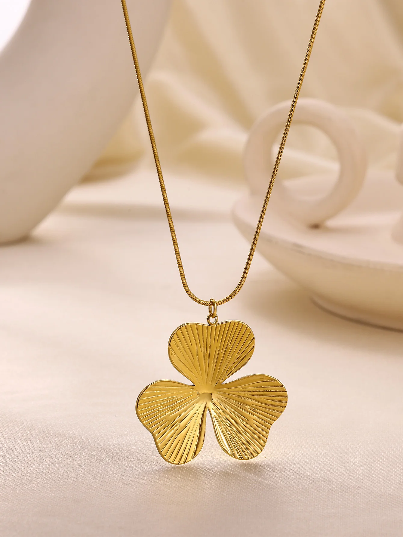 Minimalist Clover Necklaces 18K Gold Plated Stainless Steel Pendant Necklace
