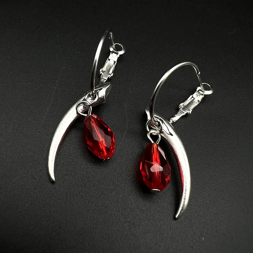 Dark украшения. Сережки с висюльками корейские. Украшения с корундом. Эстетика goth. Готические украшения.