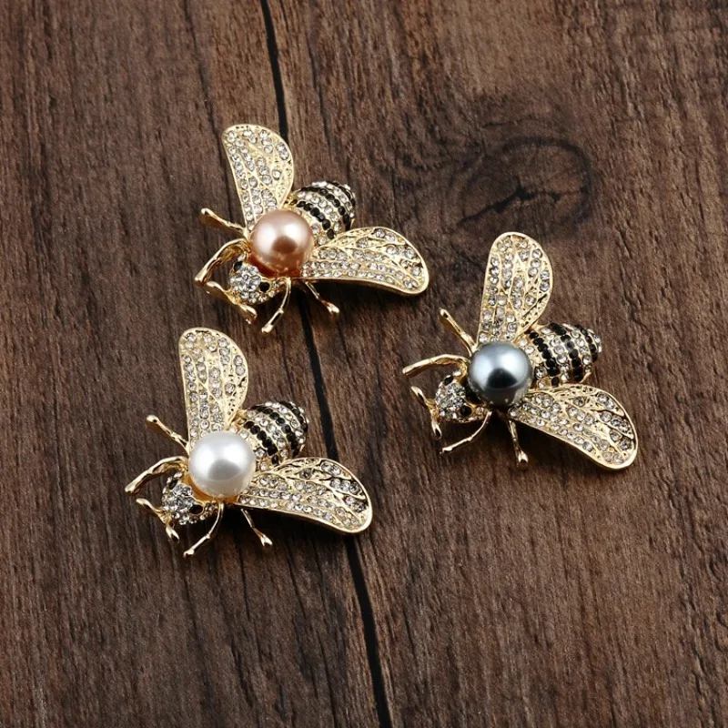 

Design A Chic New Three-dimensional Bee Bright Pearl Brooch Small Suit Dual-use Delicate Alloy Pin