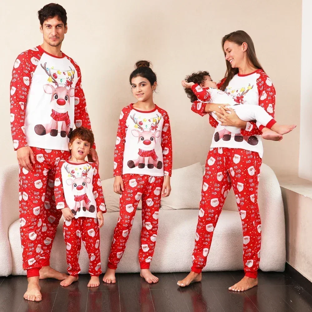 thumbnail image 2 of 2024 Nuevo conjunto de pijamas navideños a juego con estampado de ciervos lindos, traje de 2 piezas para padres e hijos, ropa de estar informal suave, pijamas de aspecto familiar navideño, 2 of 5