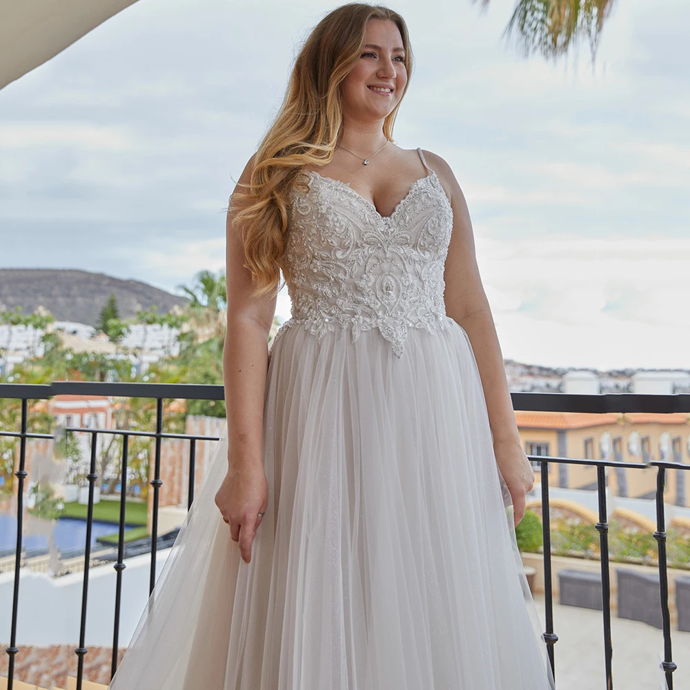 

Spaghetti Straps Wedding Dresses For Women Plus Size V-Neck Sleeveless Bride Gowns Lace Applique Lace Up A-Line Vestido De Noiva