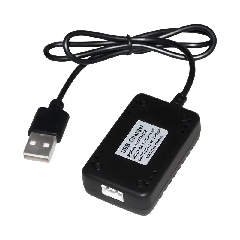 Ensemble de cinq batteries LiPo 7.4V 1500mAh pour RC, empilées, avec chargeur à côté