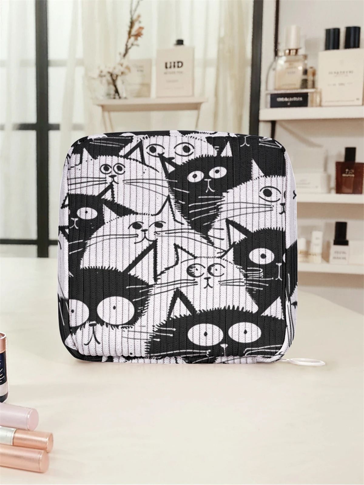 Cartoon cat pattern printed sanitary napkin storage bag, women's lightweight tissue bag, sanitary tissue bag