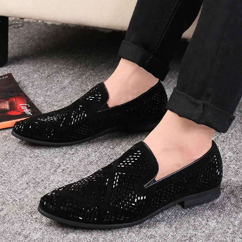 QUAOAR Man Spikes Flat Shoes Rhinestone Designer Men Loafer Dress Shoes Men Casual Diamond Pointed Toe Hombre