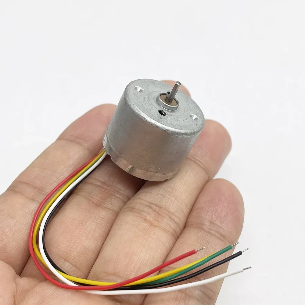 Moteur sans balais B2418 12V CC avec contrôle PWM posé sur une surface blanche, éclairé pour révéler les détails.