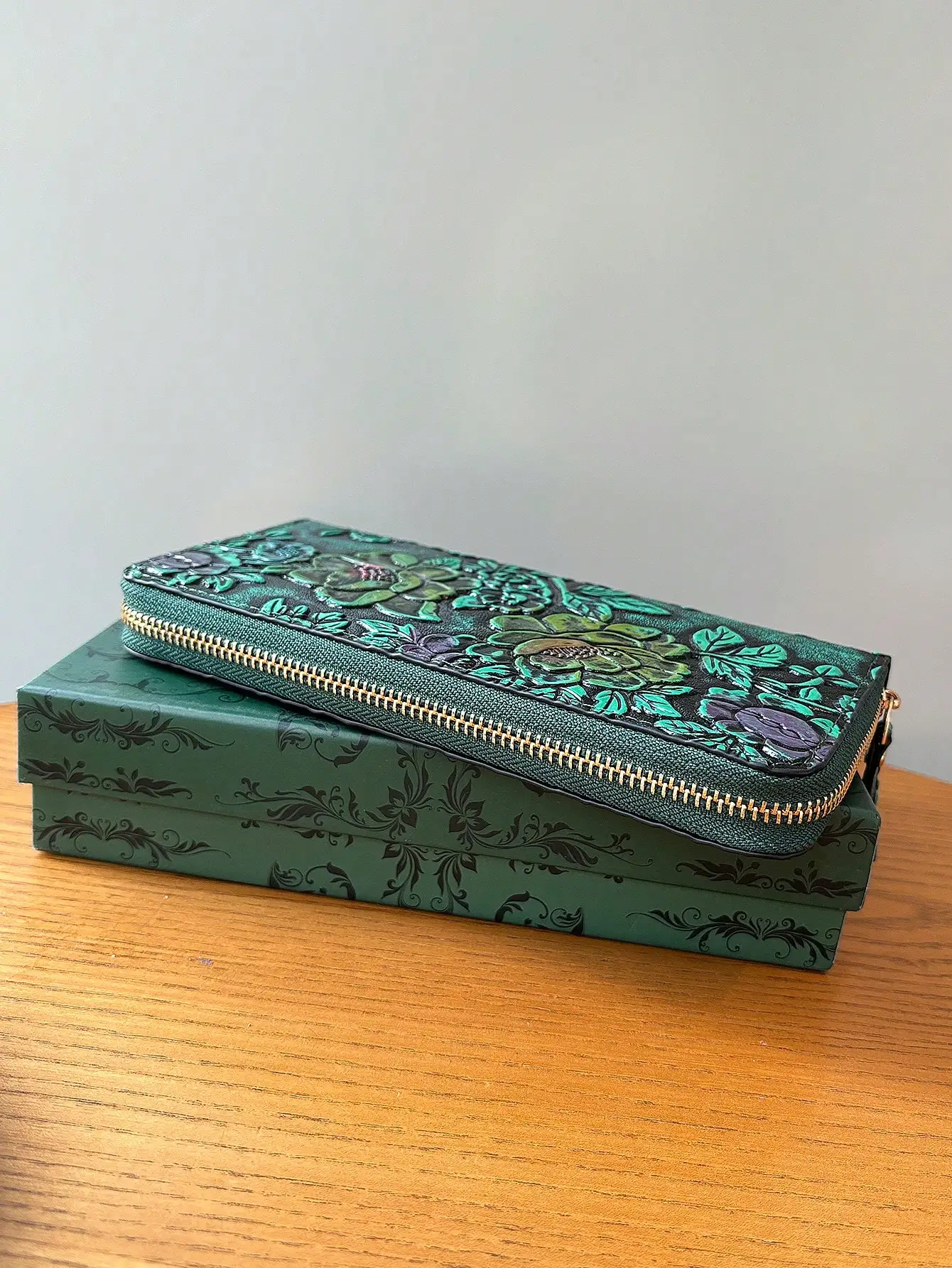 High-end retro carved long women's wallet, fashionable and elegant leather carved flower wallet clutch, can hold mobile phone, m