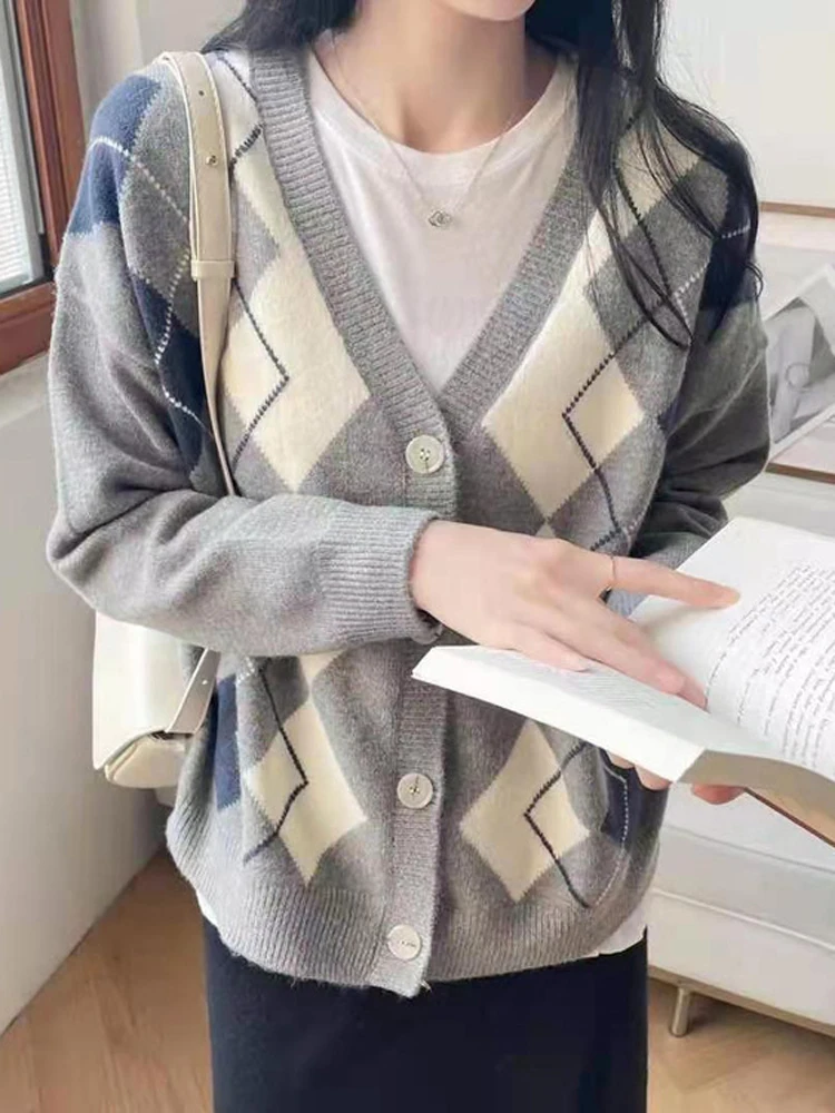 

2022 Women's Winter Autumn Sweater Coat Fashionable and Comfortable Vintage V-Neck Cardigan Knit Sweater Coat B224