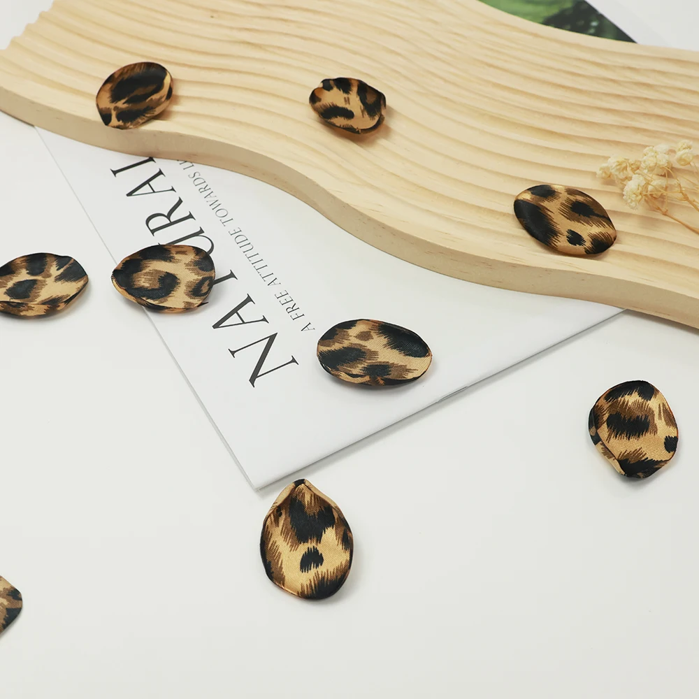 100pcs 인공 장미 꽃잎 레오파드 프린트 꽃잎 웨딩 액세서리 웨딩 장식 결혼 파티 발렌타인 데이