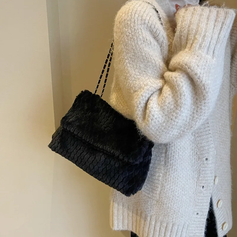 Winter Hand-held Plush Crossbody Bag New Fashion Chain Shoulder Bag Rhombic Embroidery Thread Large Capacity Tote Shoulder Bag