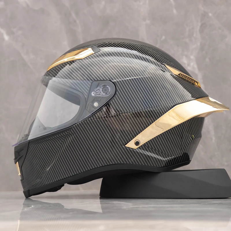 thumbnail image 1 of Casco de motocicleta con patrón de fibra de carbono, personalidad, para hombres y mujeres, cobertura total, carreras de motocicletas, ala trasera grande, capacidad 3C, 1 of 5