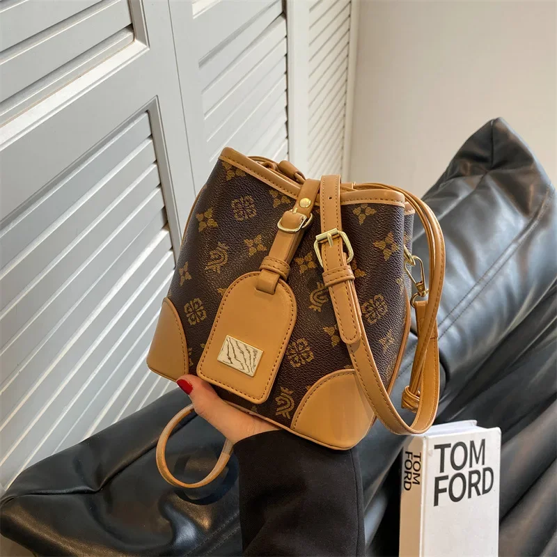 Popular 2024 New Fashion High Sense Shoulder Texture Niche Leisure Cross Body Bucket Bag