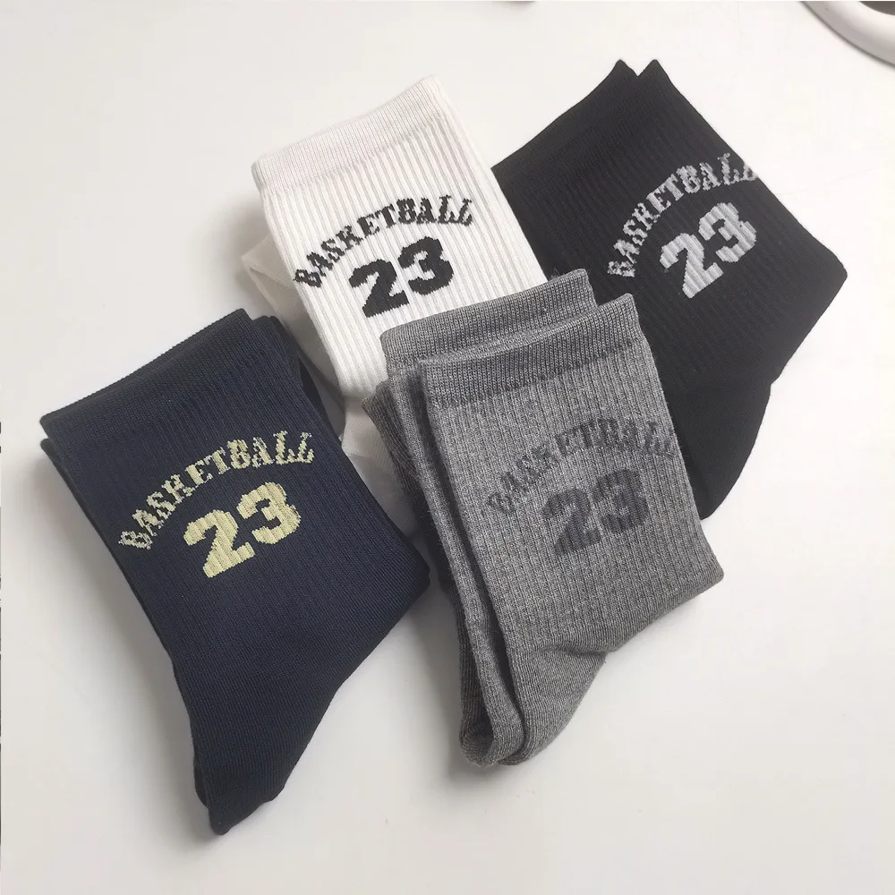 Mittelhohe, einfarbige Sportsocken am Model