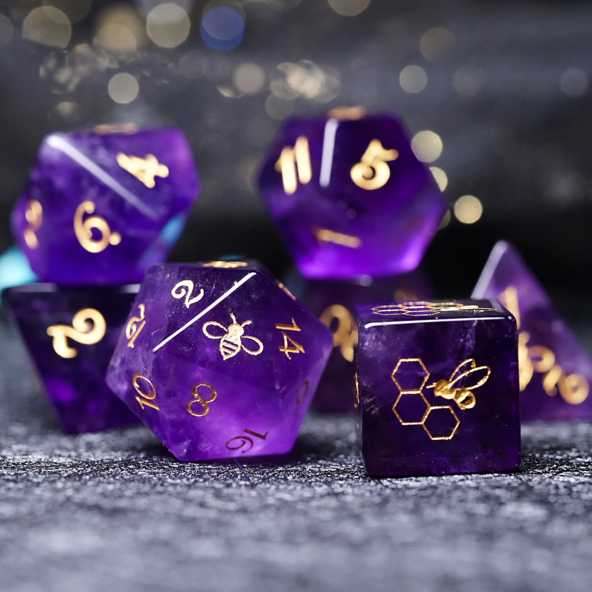 

Natural Amethyst DND Dice Set Gem Engraved Bee Logo Cthulhu Dice Stone Dice for TRPG D&D Coc Board Games Purple Beads Set D20 D6