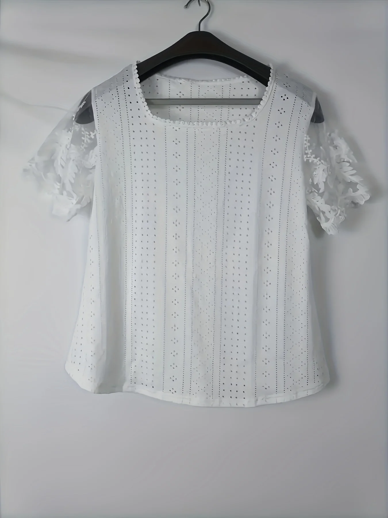 بلوزة من الدانتيل مطرزة وانيقة