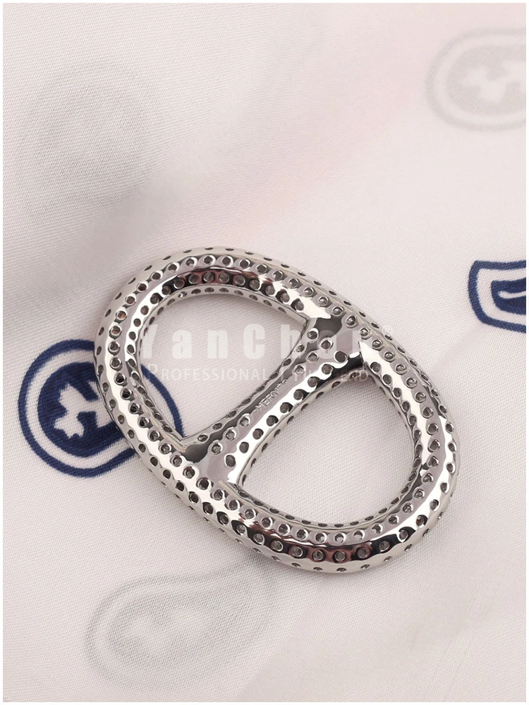 Рисунок 4 - Дизайнерские золотые шарфы с пряжкой