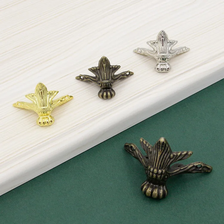 20 piezas Herraj para muebl Artanía de metal Caja de joyería de bronce antiguo Pie de quina Caja de madera Protector de quina quina decorativa 35 mm - AliExprs 13 20 piezas Herraj para muebl Artanía de metal Caja de joyería de bronce antiguo Pie de quina Caja de madera Protector de quina quina decorativa 35 mm - AliExprs 13