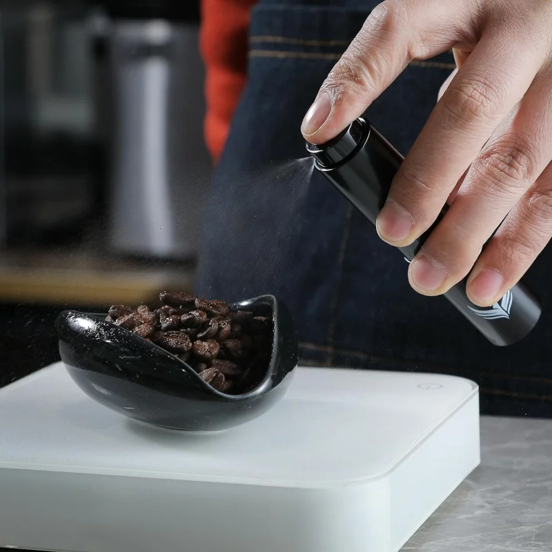 Set Barista Knodos - Dosatore Caff&egrave; E Bottiglia Spray Anti-Statica Per Macinatura Perfetta