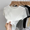 2025 الصلبة الأساسية قصيرة الأكمام المرأة التي شيرت عادية أسود أبيض قمة الموضة تي شيرت السيدات موضة الكورية تي شيرت الشارع الشهير