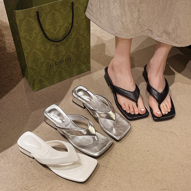 

Женские шлепанцы на низком квадратном каблуке, уличные резиновые шлепанцы, сланцы из искусственной кожи, летняя Гавайская обувь на мягком расширяющемся книзу каблуке, 2024