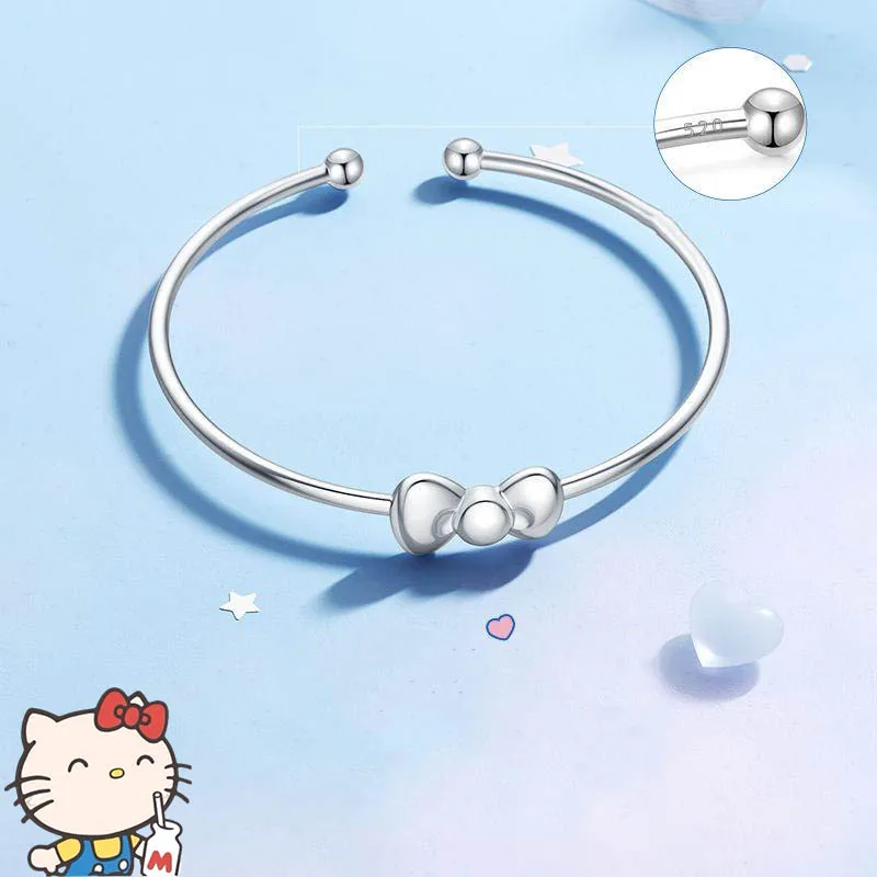 

Браслет из серебра с бантом и надписью «Hello Kittys»
