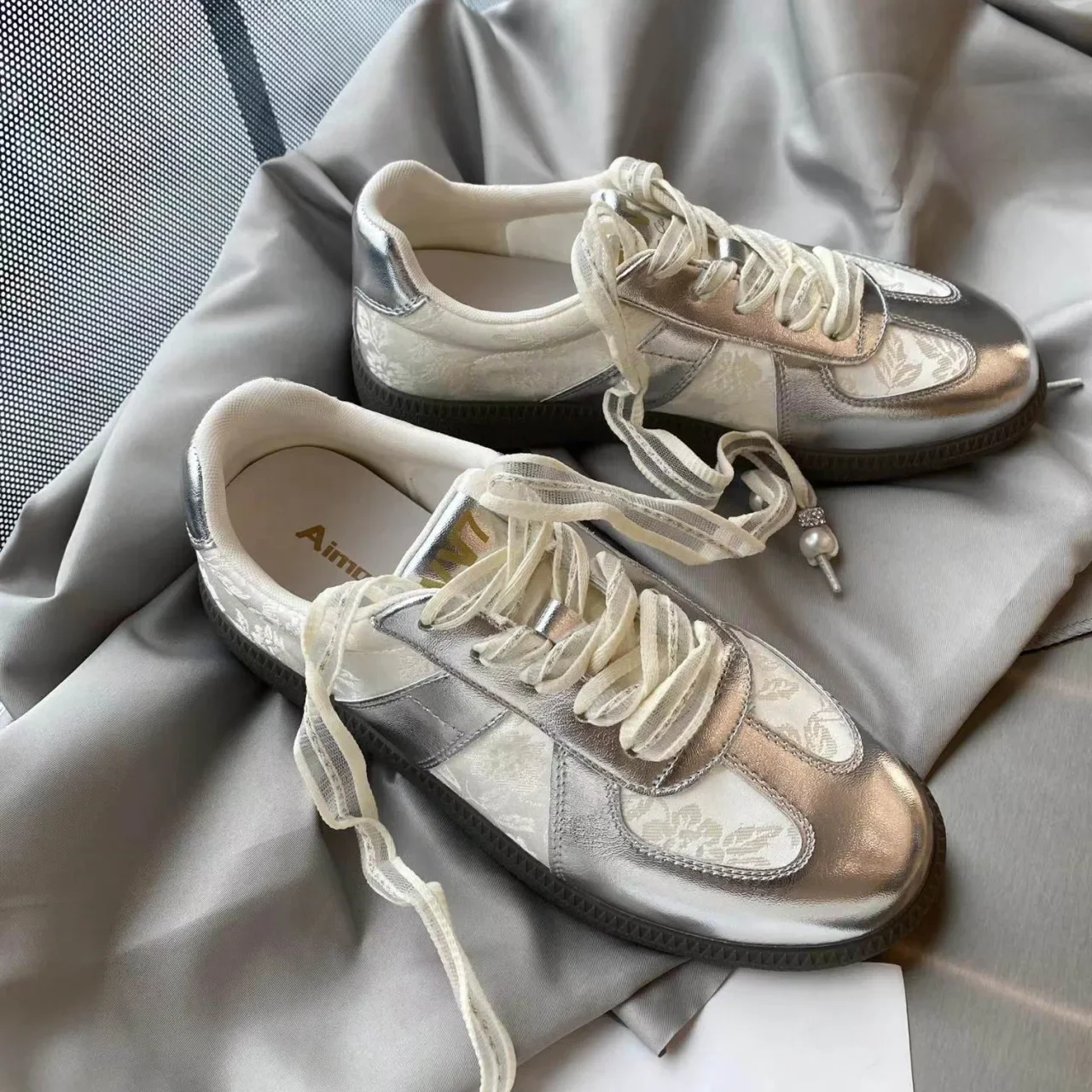 أحذية مشي رياضية على الطراز الصيني للسيدات لعام 20...