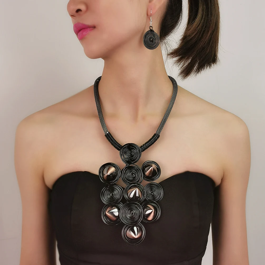 

Punk Metal Necklace Earring Drop Set For Women Statement Exaggerated Retro Big Rivets Necklace Earring Set Fashion Jewelry