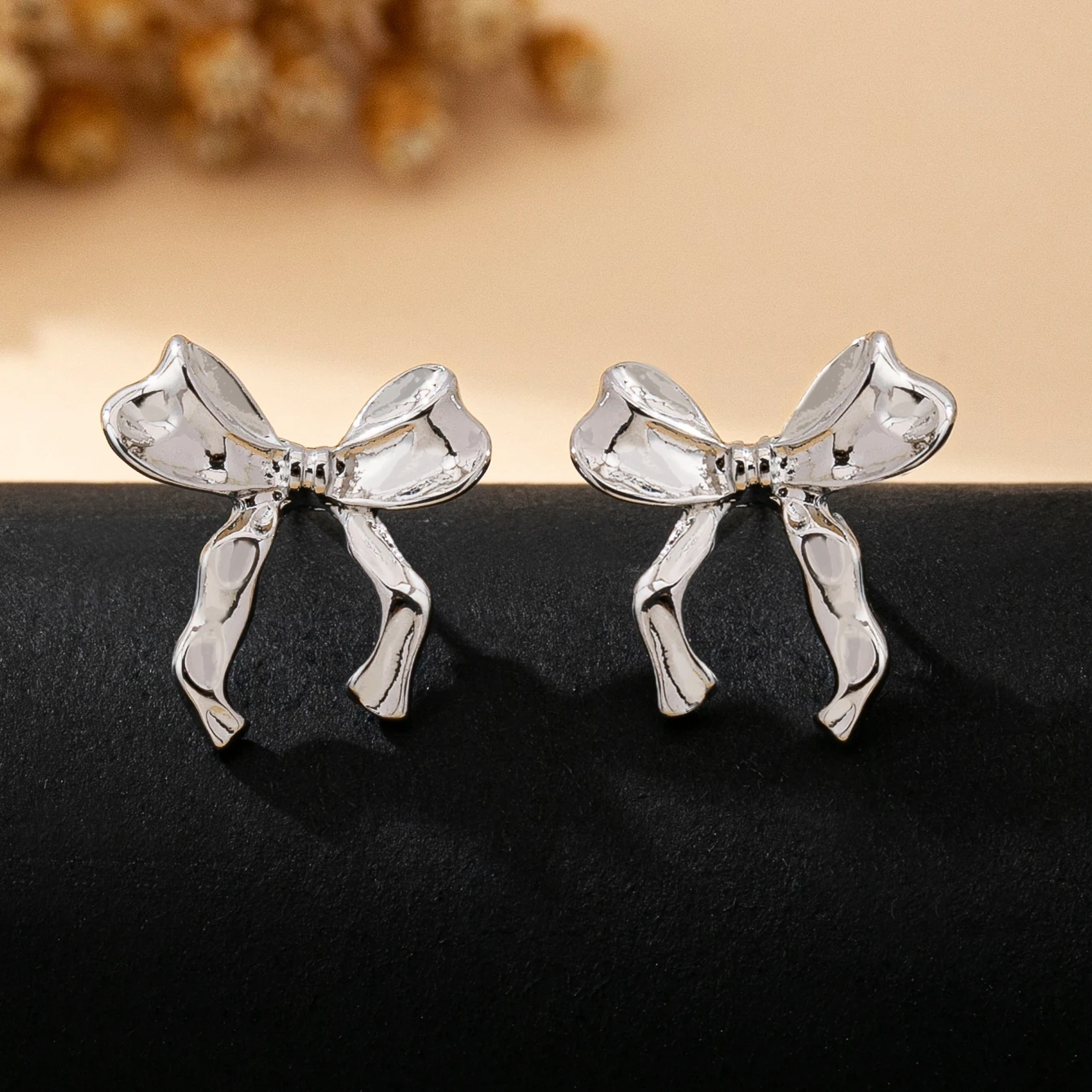 Women's Simple Bowknot Stud Earrings - Detail View 3