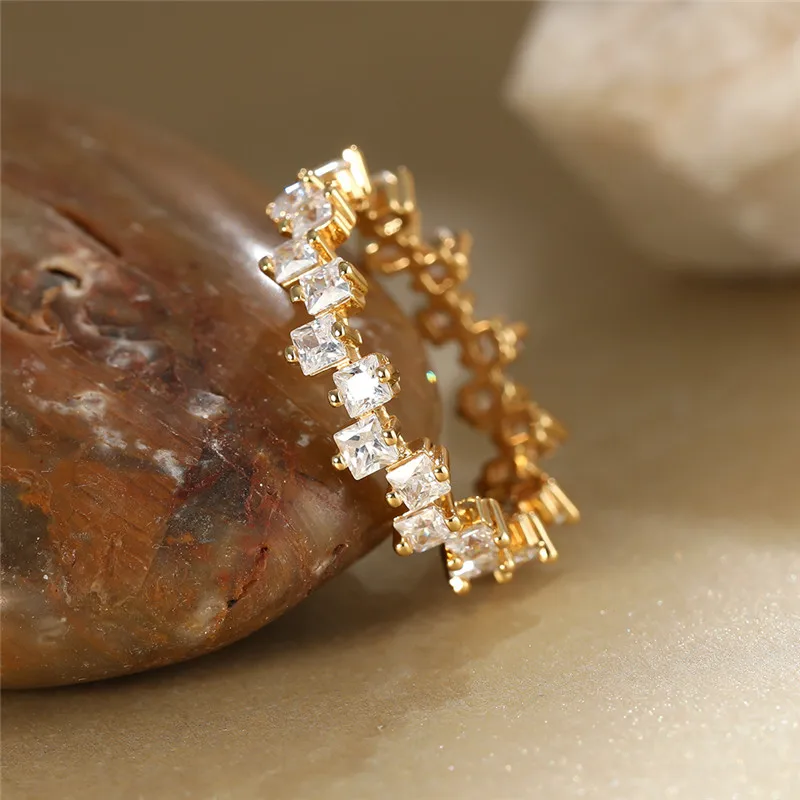 Exquisite Luxury Crystal Zircon Engagement Ring in Yellow Gold