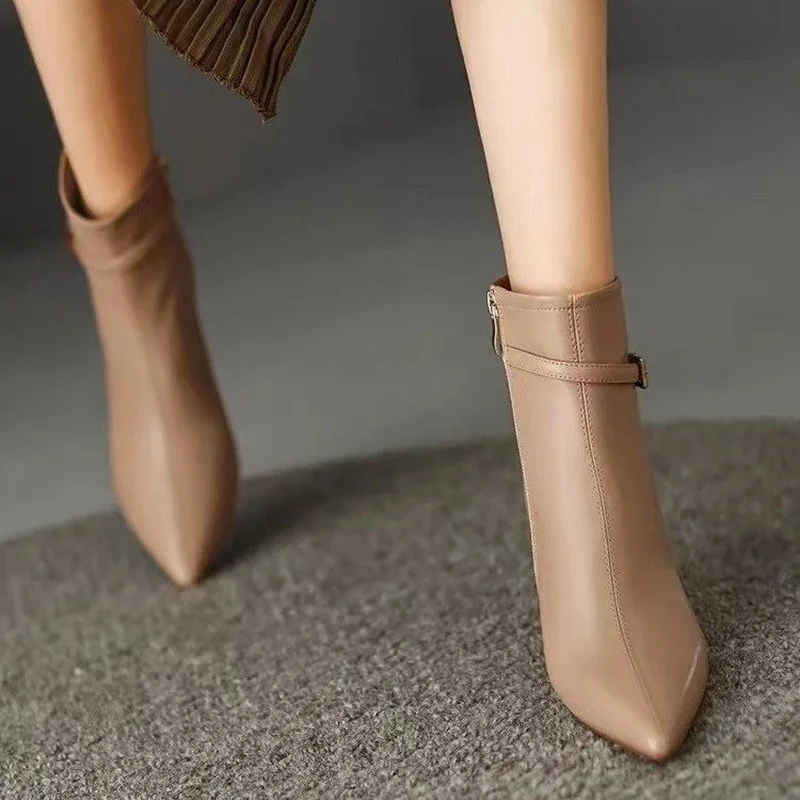 2023 popular women's side zipper with comfortable and warm autumn and winter heels, fashionable ankle boots in black and white