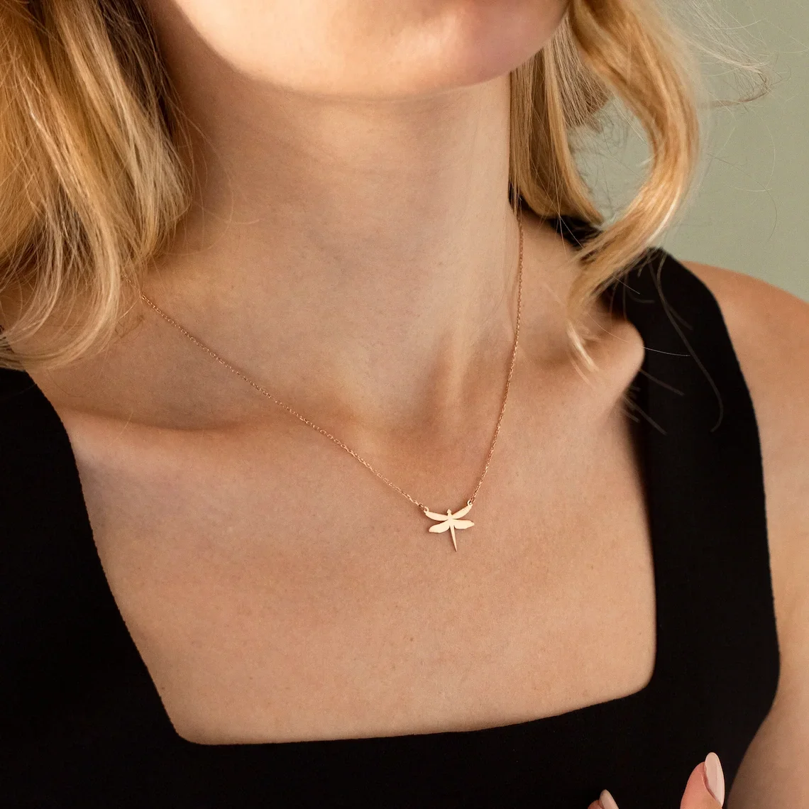 القلائد الفولاذ المقاوم للصدأ بسيطة اليعسوب الحشرات قلادة طوق سلسلة قلادة الموضة للنساء مجوهرات هدايا أصدقاء الحفلات