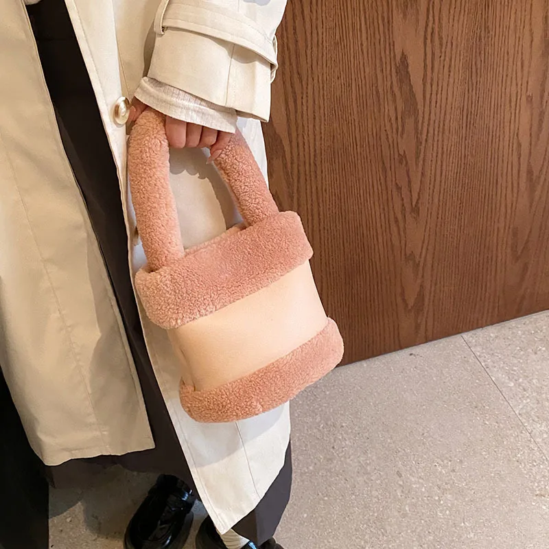 2023 New Winter Design Faux Fur Women Handbags Retro Plush Cute Ladies Clutch Purse Soft Fluffy Bucket Tote Bag Small Bolsos