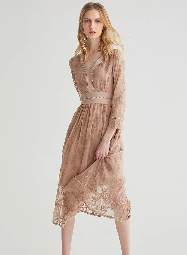 

Женское платье с V-образным вырезом и вышивкой