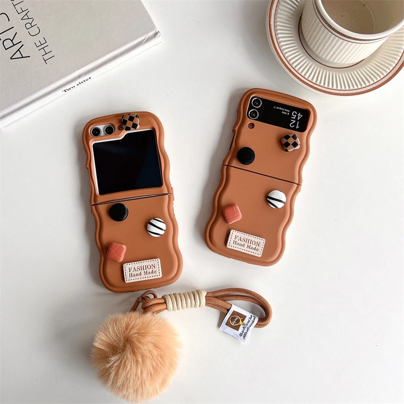 3D Button Hairball Hand Straps Corda Skin Feeling Custodia Morbida In Gel Antiurto Per Samsung Galaxy Z Flip 5 4 3 Cover Posteriore