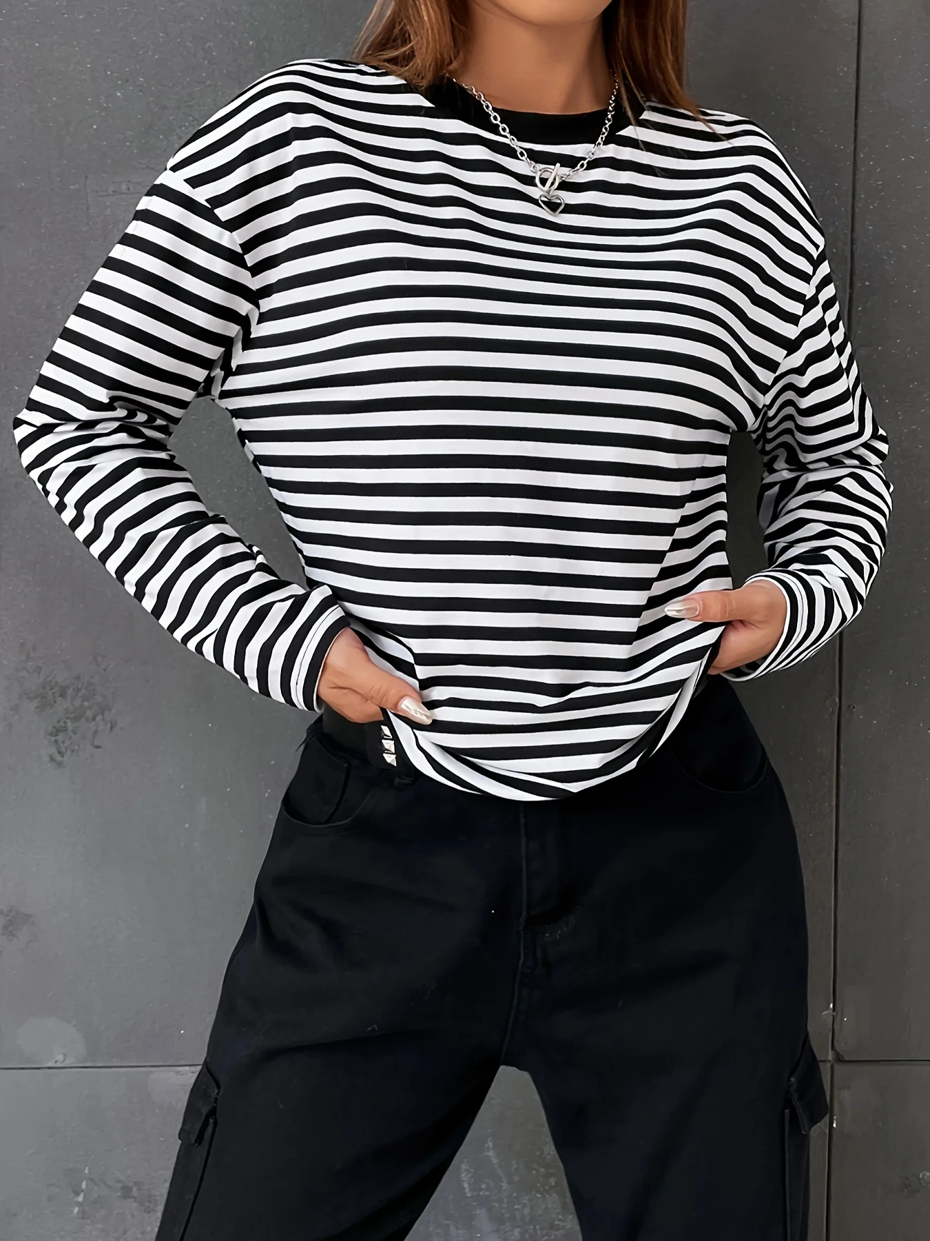 Striped Crew Neck Crew Neck T shirt Casual Long Sleeve Autumn and winter top women's T-shirt loose and comfortable black white 5