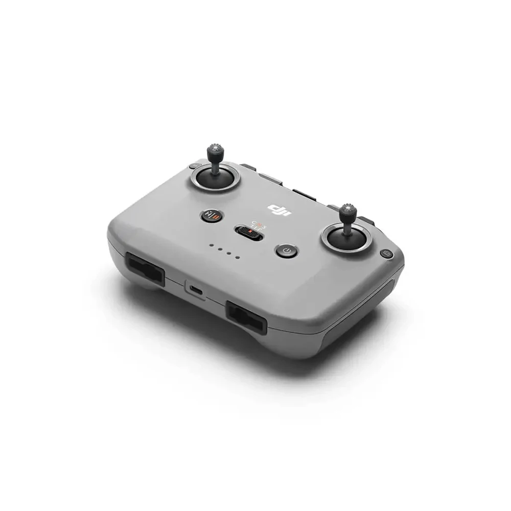 Télécommande DJI RC-N3 dans les mains d'un pilote, prête à l'emploi, livraison rapide France