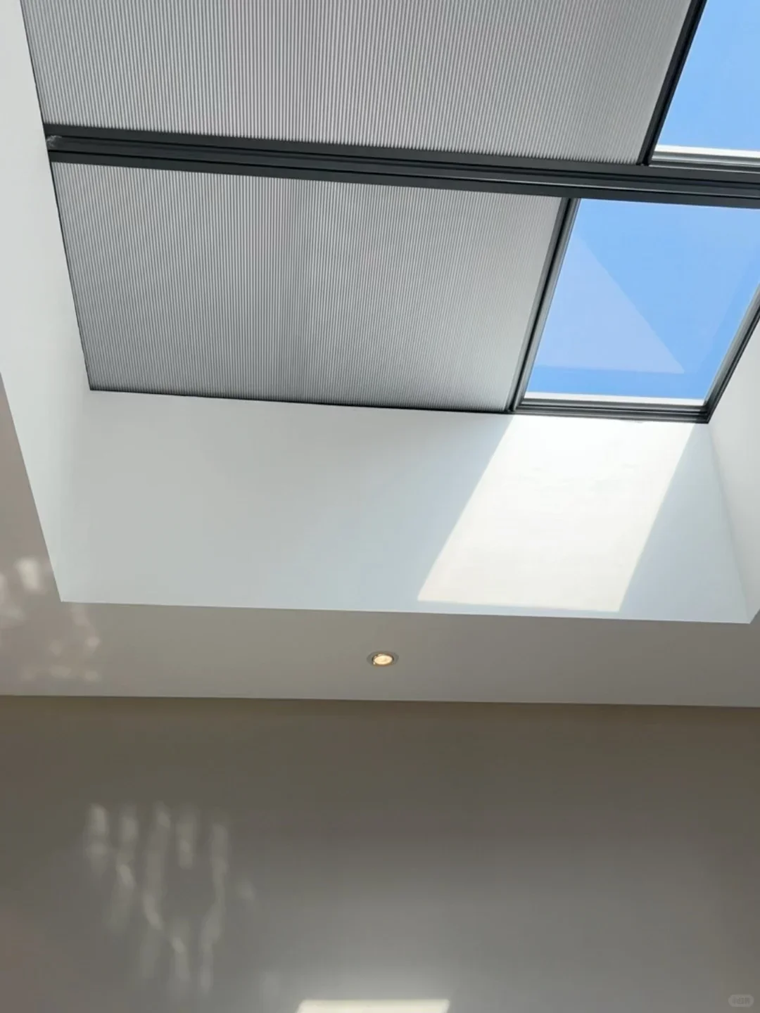 ม่านม้วนรังผึ้งแบบไร้สาย ปรับขนาดได้ ผลิตโดยผู้ผลิตที่เชี่ยวชาญด้านม่านม้วนอัจฉริยะ ระบบมอเตอร์ สำหรับหน้าต่างและสกายไลท์ 1