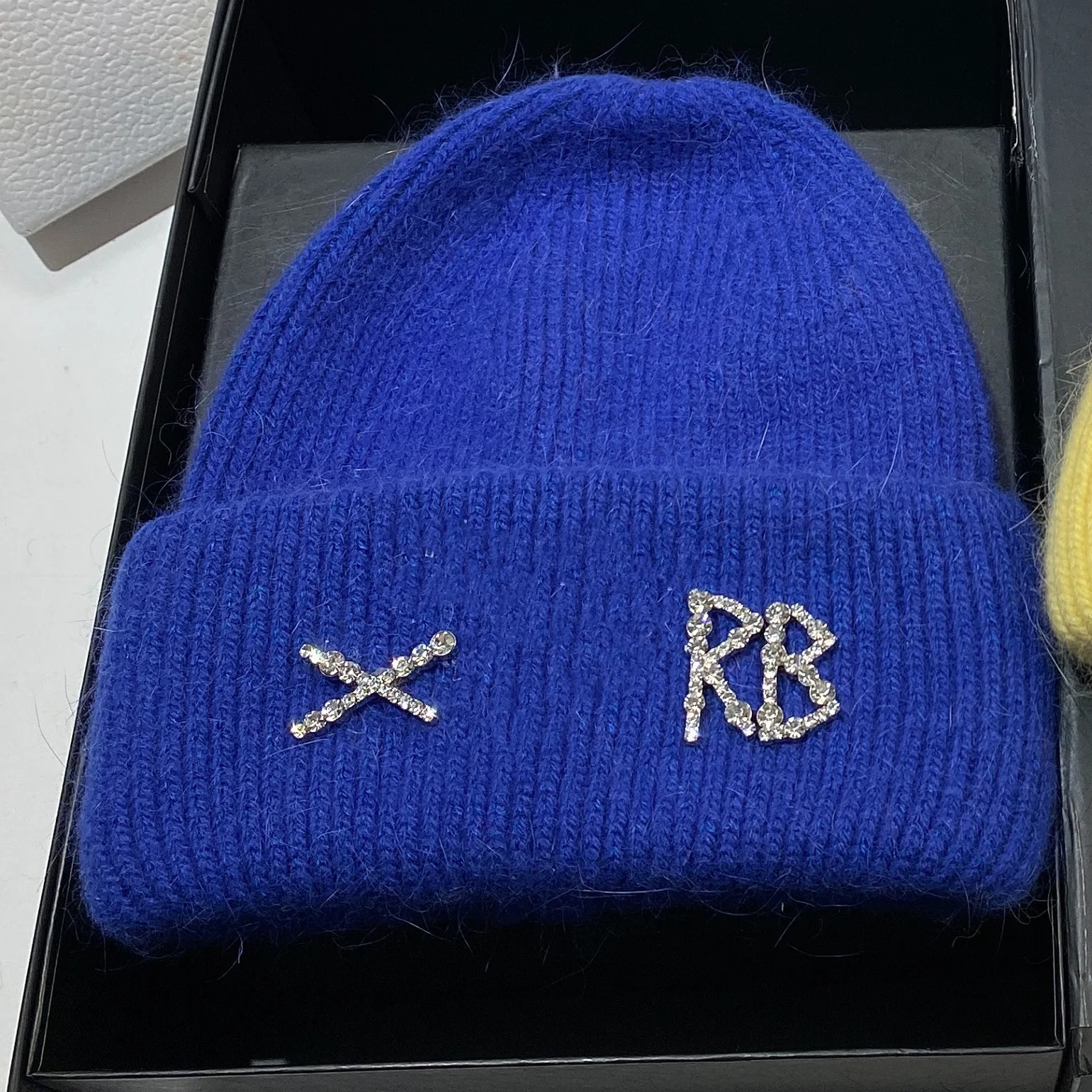 1PC Neue RB Buchstaben Kaninchen Haar Gestrickte Hut Mit Winter Winddicht Ohr Schutz Hut Im Freien Verdicken Warme Mütze – Detail 8