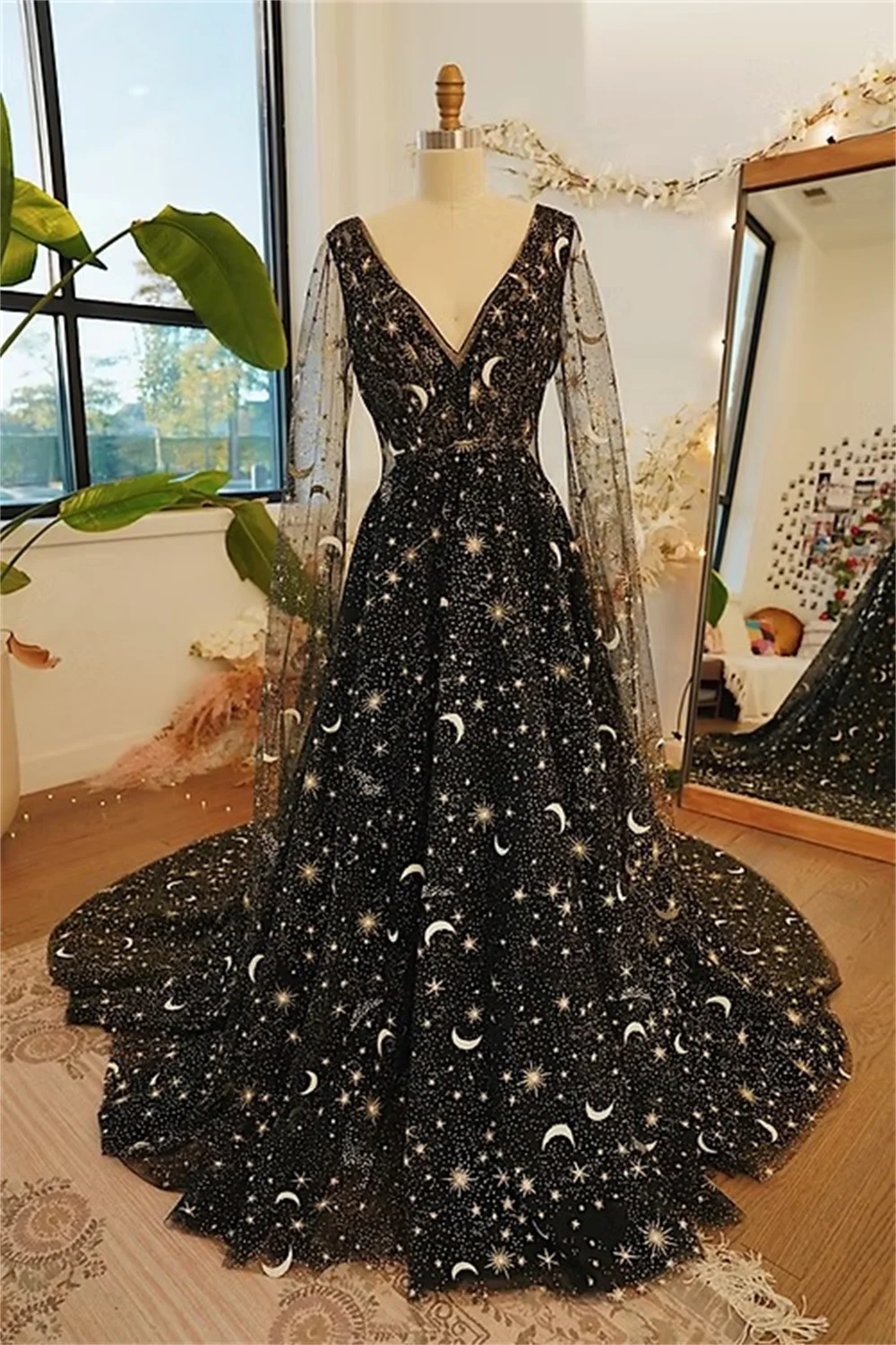 Tokyo Customized Black V-Neckline Wedding Dresses Long Sleeve Backless A-Line Bridal Gowns Court Train Elegant Wedding Gowns