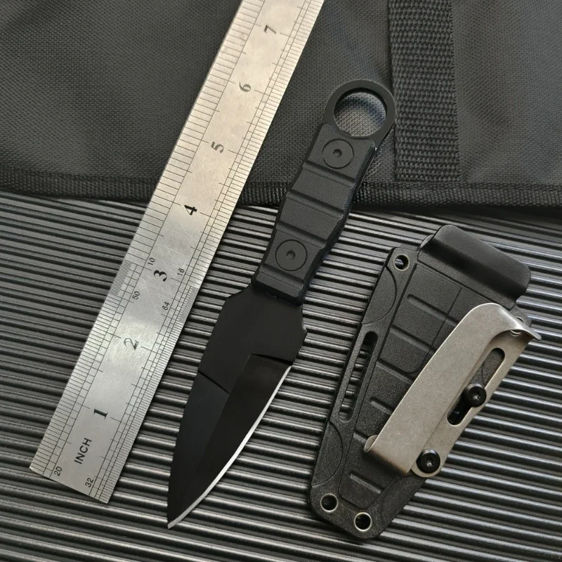 Detail rukoväte noža ukazujúci textúrovaný dizajn úchopu.