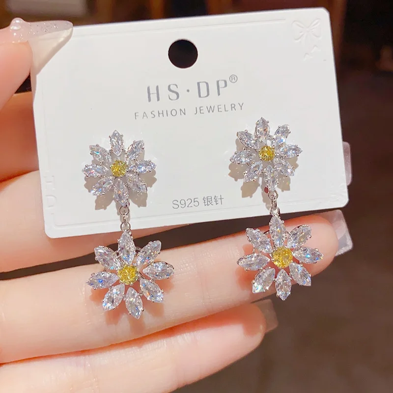 

Celebrity Style Temperament High-End Flower Silver Needle Simple Fashion Earrings