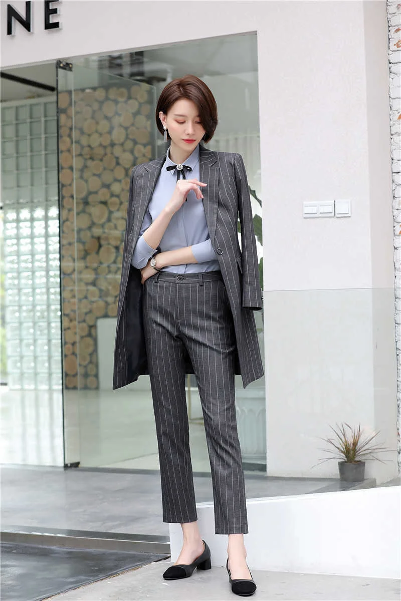 Conjunto de roupa de trabalho feminina com