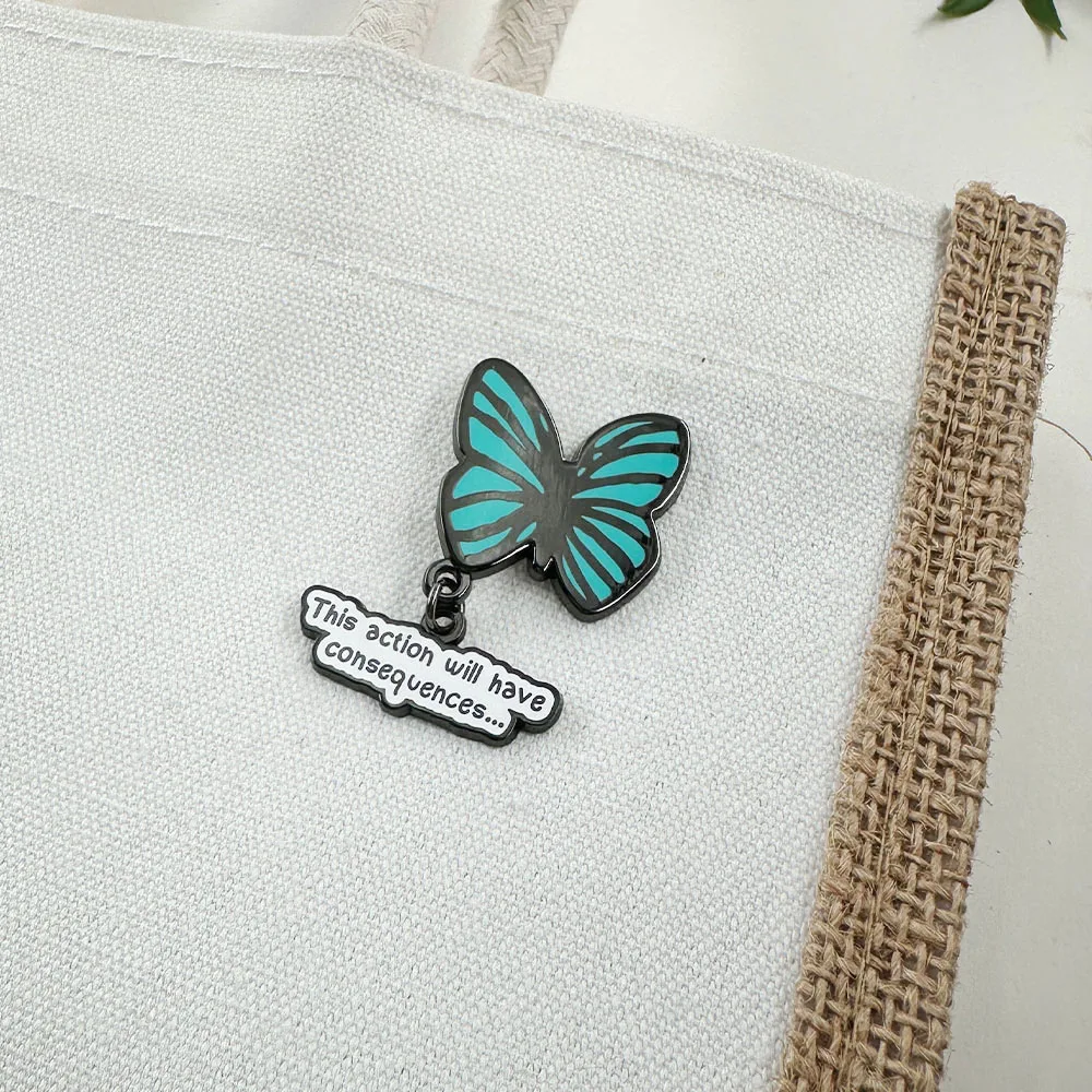 Modische blaue Schmetterlings-Emaille-Brosche „This Action Will Have Consequences“-Slogan-Anstecknadel, Hut, Kleidung, Abzeichen, Accessoire, Geschenk für Freunde – Detail 6